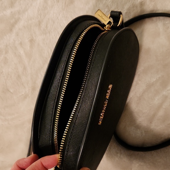 Michael Kors Jet Set Travel Crossbody in black - Picture 5 of 7